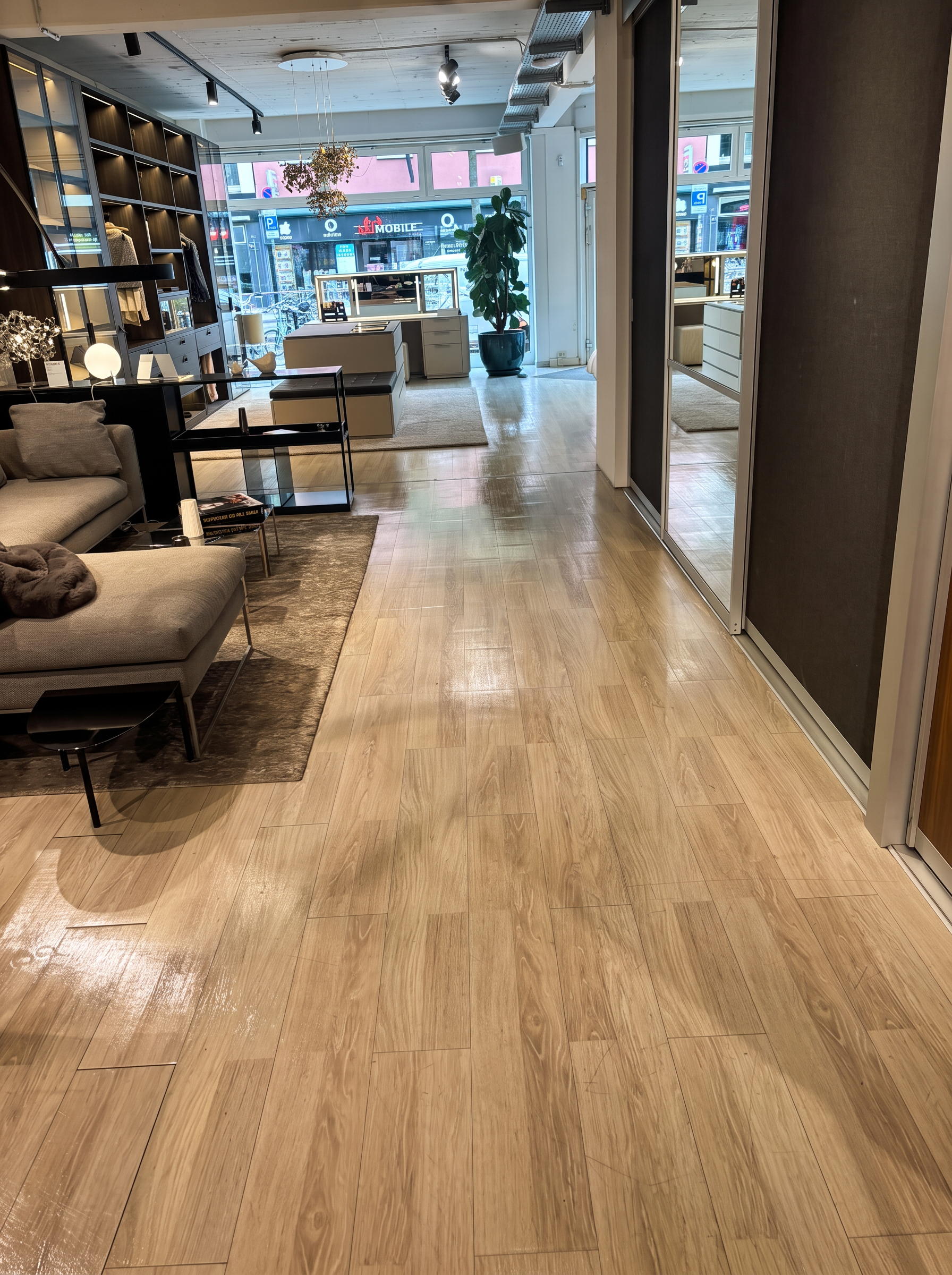 Professionell gereinigter Showroom mit glänzendem Holzboden