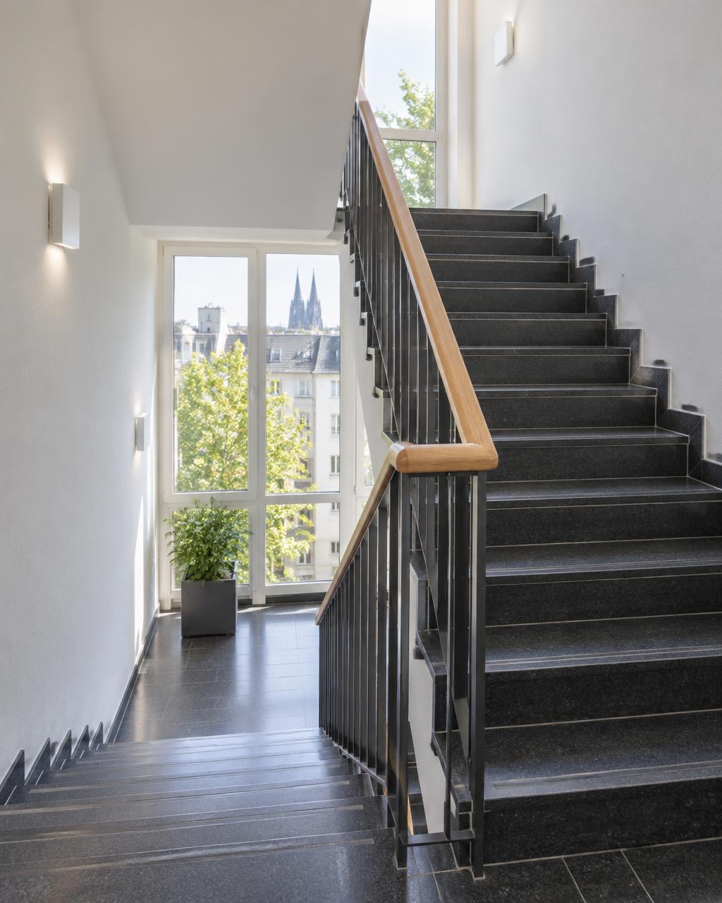 Modernes, professionell gereinigtes Treppenhaus